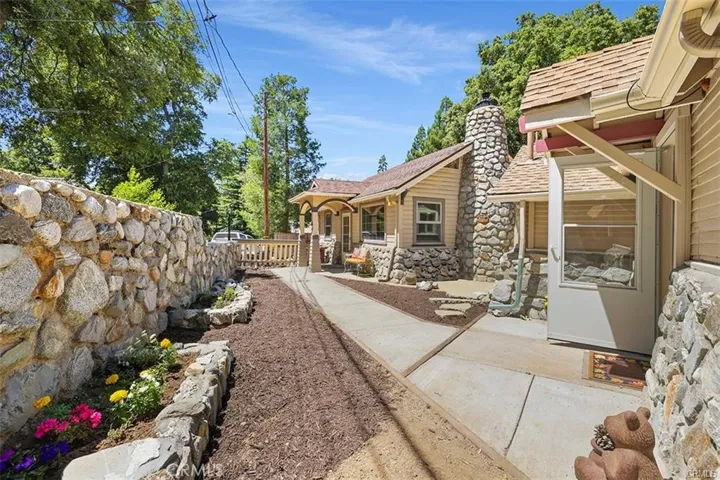 2 cabins on 1 lot but main cabin not occupied full time.