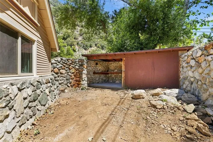 Storage shed! Lots of parking!