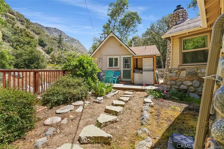 Private back yard and own washer dryer hook up