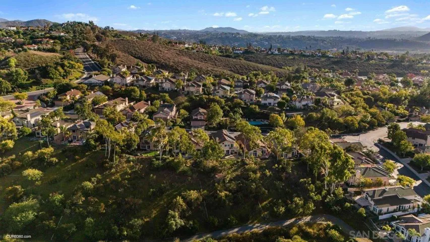 822 Calle Montera, Escondido, California 92025