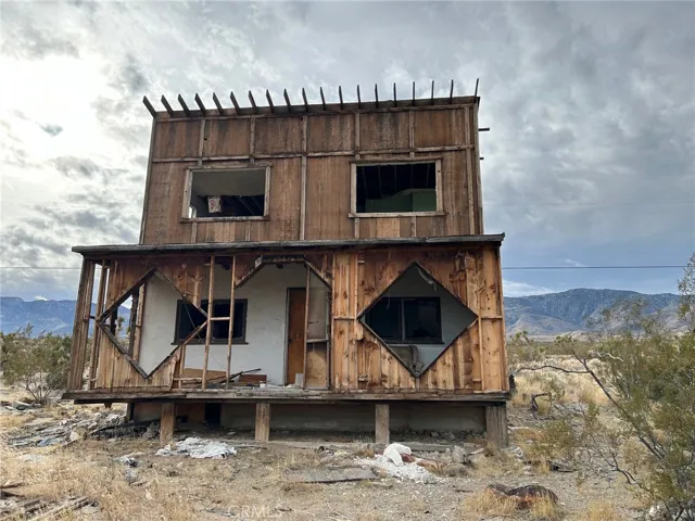 31922 Power Pole Road, Lucerne Valley, California 92356