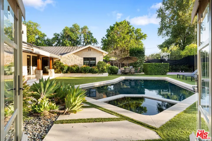 8943 Enfield Avenue, Sherwood Forest, California 91325