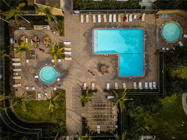 Community Pool & Jacuzzis