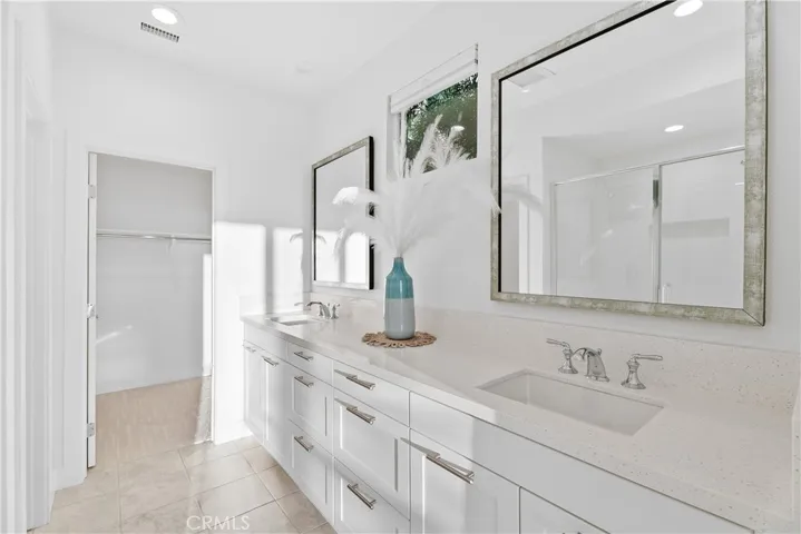 Dual sink & walk in closet