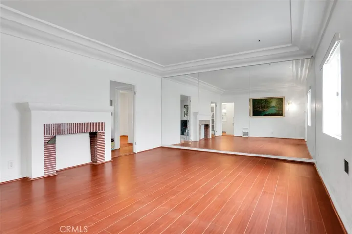850 Alexandria living room