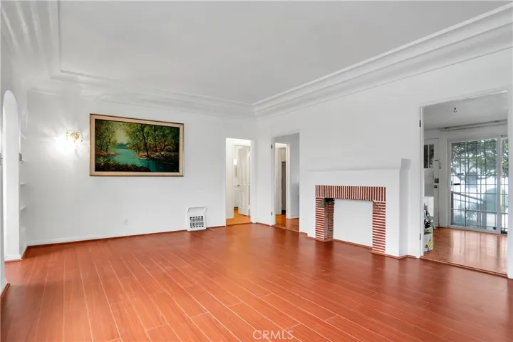 850 Alexandria living room