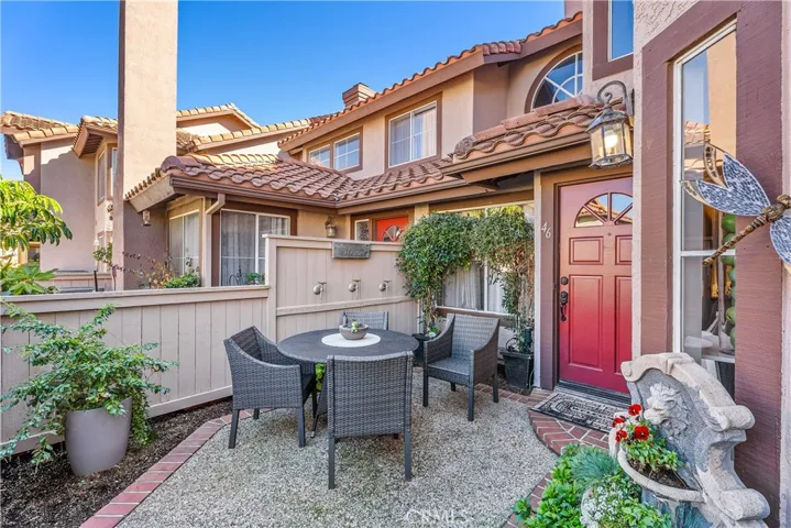 Large front patio/courtyard