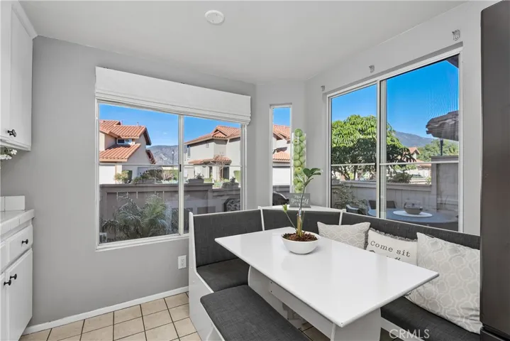light & bright breakfast nook
