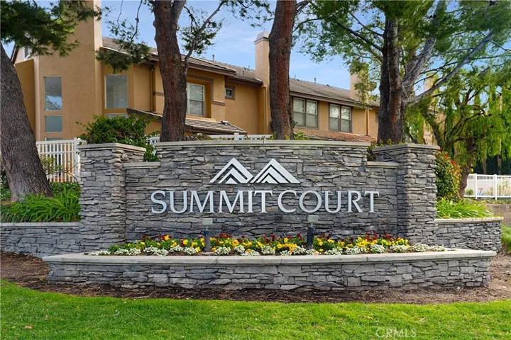 Lovely, Highly Desired Summit Court!
