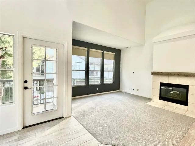 Spacious livingroom with high ceilings and firepalce