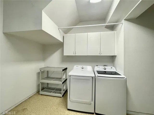 washer/dryer in garage (Included in lease)