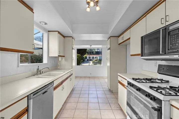 28724 Gunter Road, Rancho Palos Verdes, California 90275