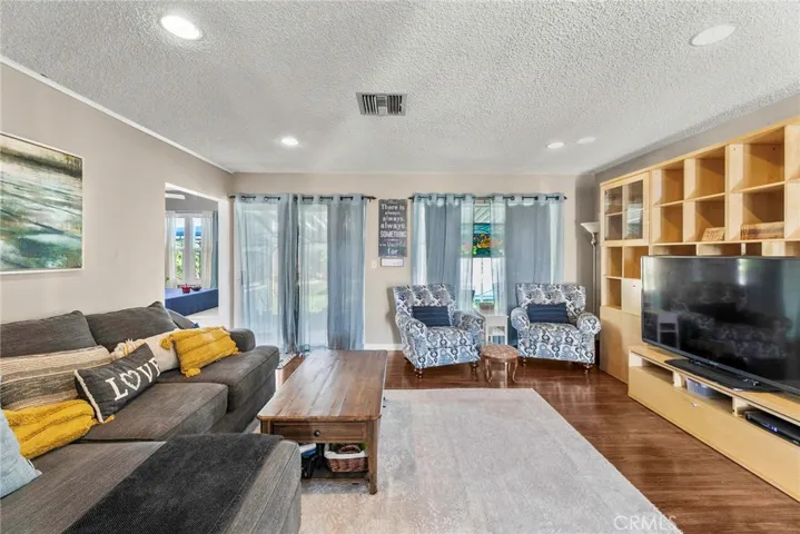 10118 Valjean Avenue, North Hills, California 91343