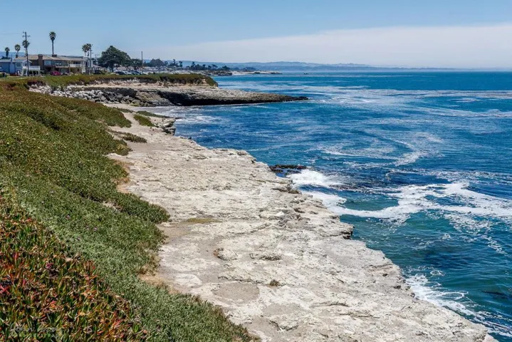 422 Woodland Way, Santa Cruz, California 95060