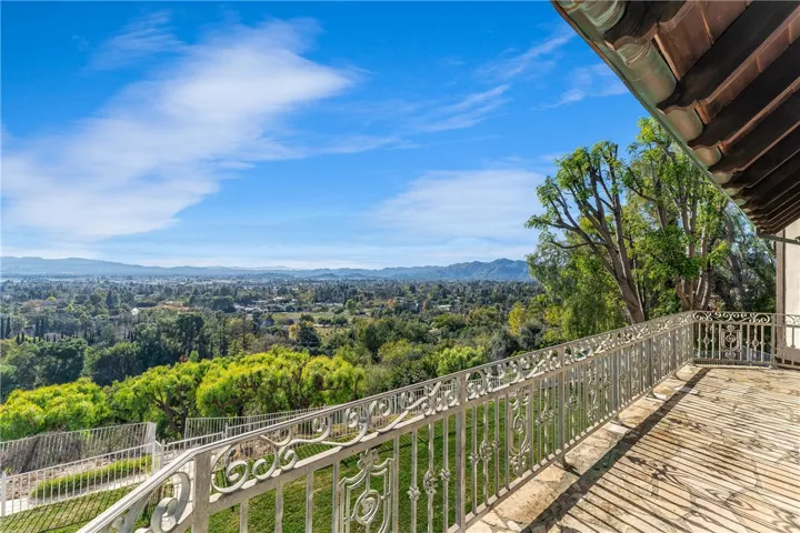 20010 Hawks Hill Road, Chatsworth, California 91311