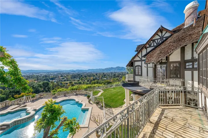 20010 Hawks Hill Road, Chatsworth, California 91311