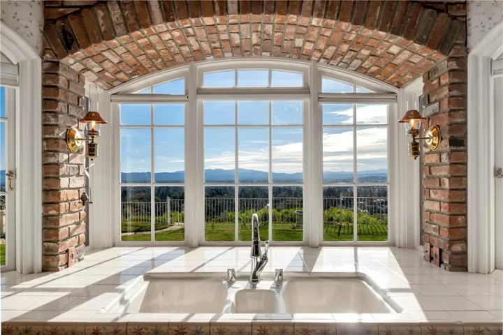 20010 Hawks Hill Road, Chatsworth, California 91311