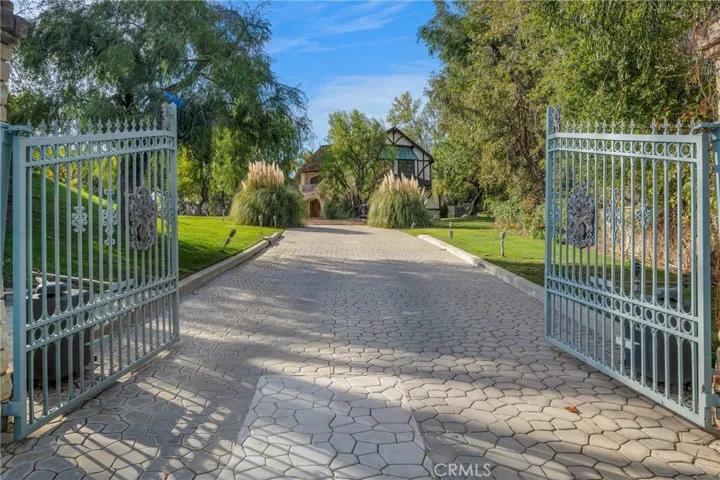 20010 Hawks Hill Road, Chatsworth, California 91311