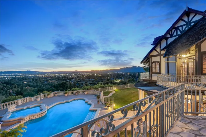 20010 Hawks Hill Road, Chatsworth, California 91311