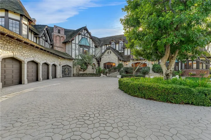 20010 Hawks Hill Road, Chatsworth, California 91311
