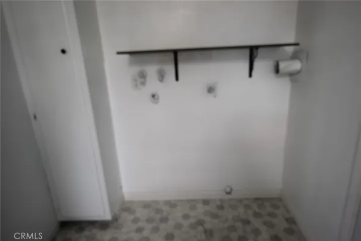 laundry area.....washer/dryer hookups    41573