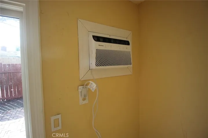separate  wall  air-conditioner in bonus room......41583