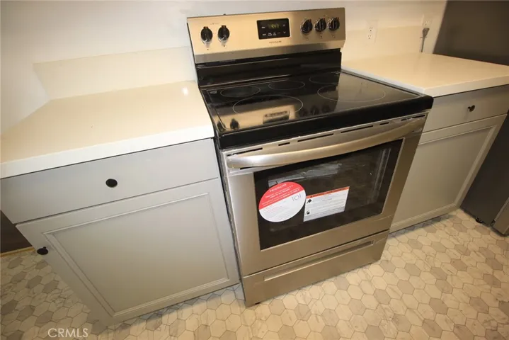 NEW electric stove  in unit 41573