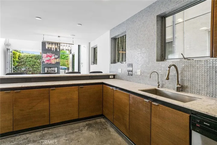 419 Venice Way, Venice, California 90291