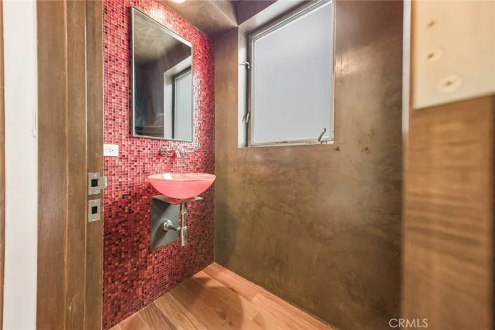 419 Venice Way, Venice, California 90291