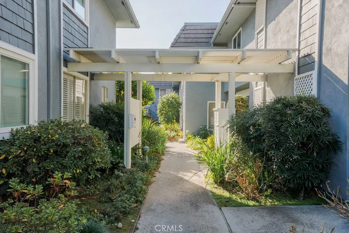 850 Arcadia Ave - walk way to unit from street