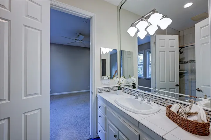 Jack & Jill bath between 2 bedrooms