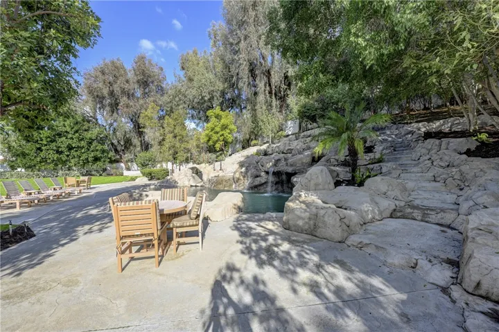 Plenty of seating for great entertaining.