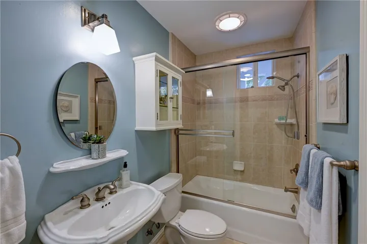 Downstairs full bath which is connected to the bedroom.
