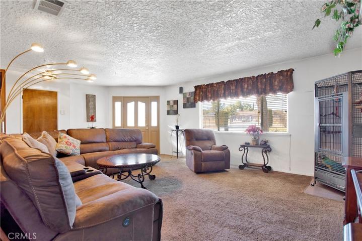 17455 La Junta Street, Hesperia, California 92345