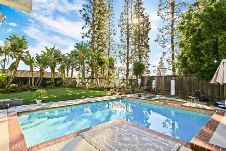 Look at that plush landscaping!