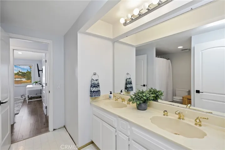 Jack and Jill bathroom upstairs with tub/shower.