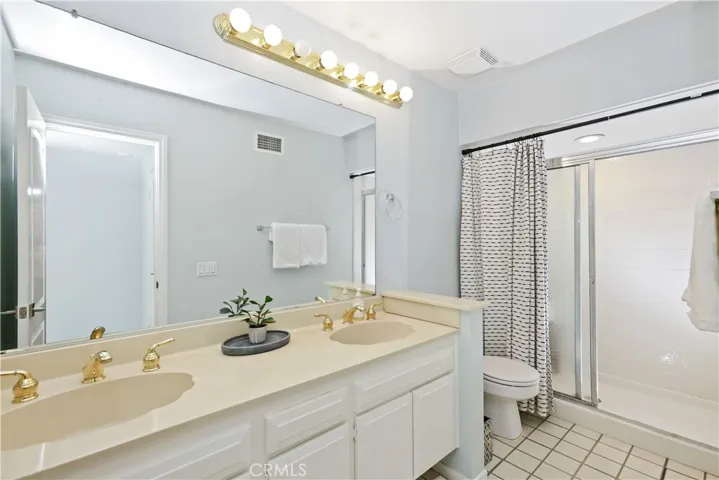 Primary bath with dual sinks