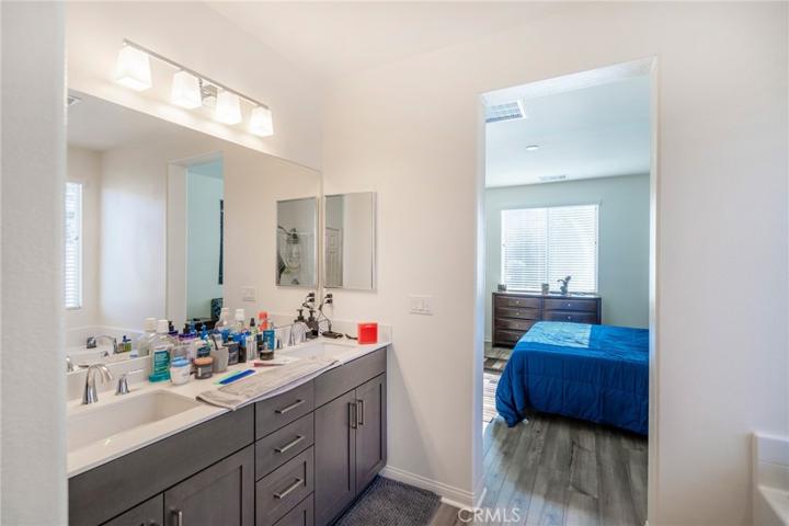 Primary bath-dual sinks