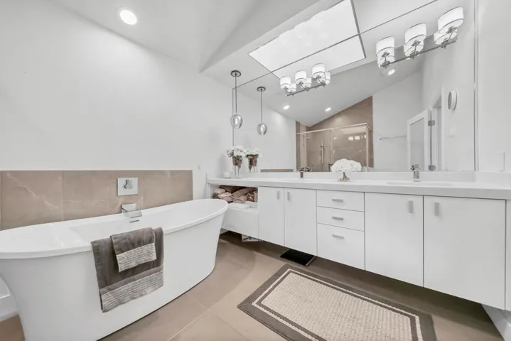 #22 Primary Bath w Dual Sinks and loads