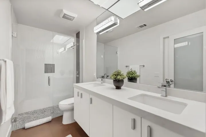 #19 Den Ensuite w Jack & Jill Powder Ent