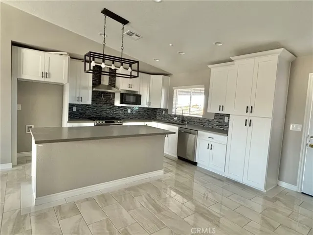 9390 7th Street, Phelan, California 92371