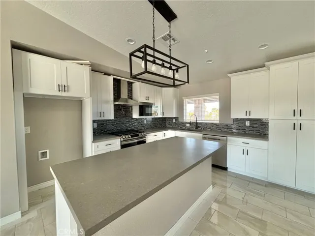 9390 7th Street, Phelan, California 92371