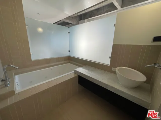 727 W 7th Street 813, Los Angeles, California 90017