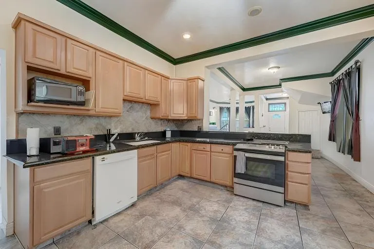 2731 E 11th Street, Oakland, California 94601 home-pic-10