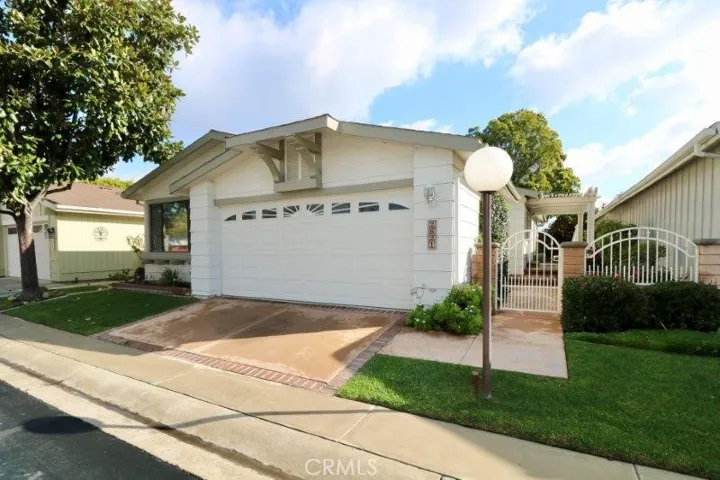 2621 Park Lake 197, Santa Ana, California 92705