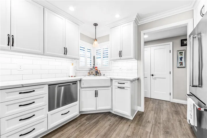 Bright and inviting kitchen, dishwashing is a breeze with this fantastic farmhouse sink that looks into the charming courtyard.