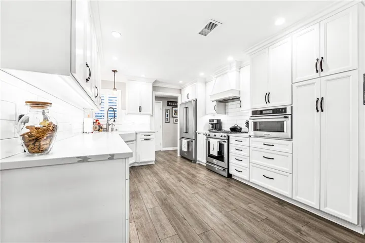 Another view of this fabulous kitchen!