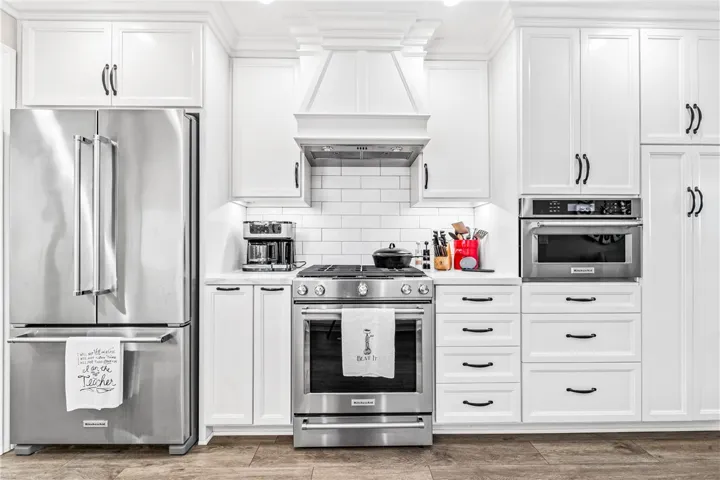 Chef's kitchen,  all top of the line Kitchen Aide appliances.