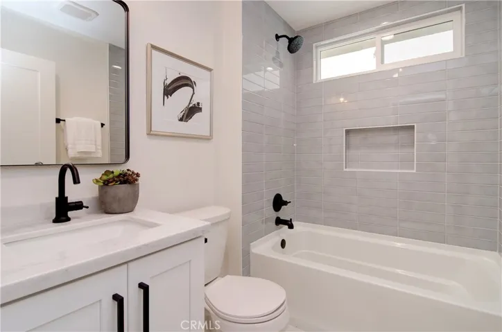 Guest bath with soaking tub.