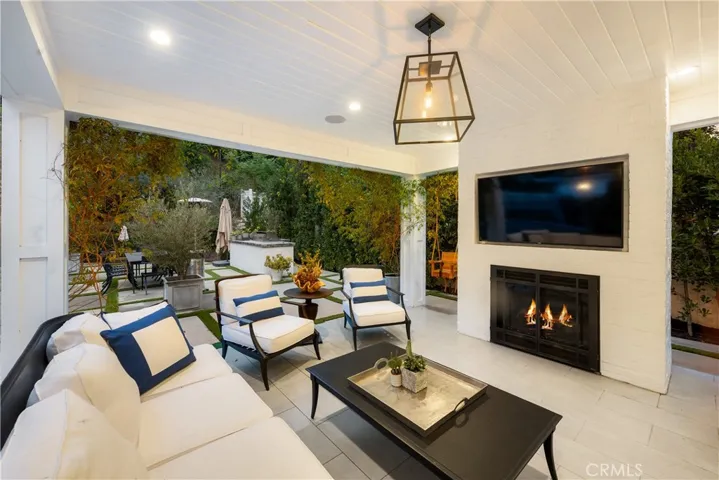3555 Valley Meadow Road, Sherman Oaks, California 91403